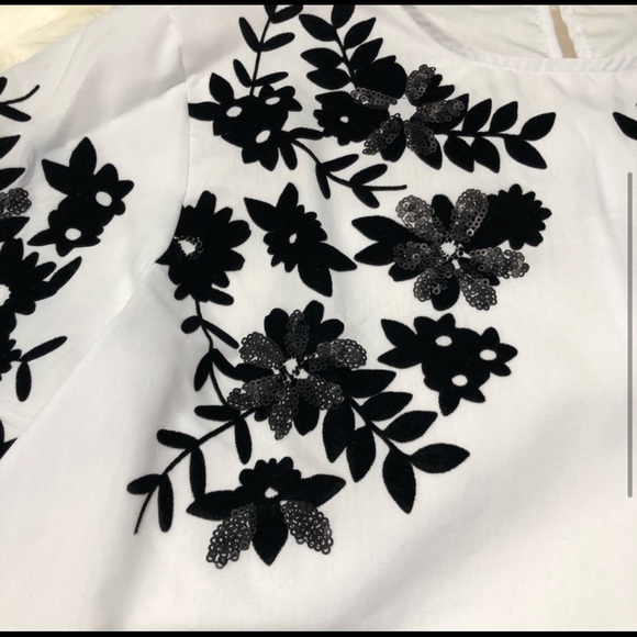Zara-white bell sleeves white shirt with black sequin & velvet embroidery xs NWT - Picture 3 of 7